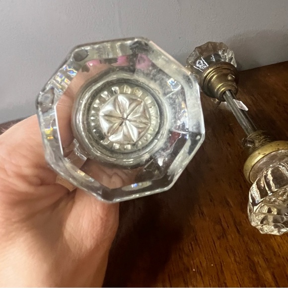 Two antique Glass and Brass Door Knobs. Each knob has its own characteristics - Picture 3 of 12